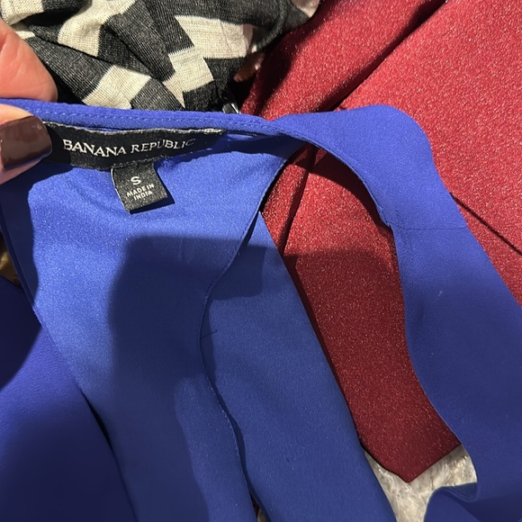 Banana Republic crêpe material top. Blue size small. - Picture 9 of 10